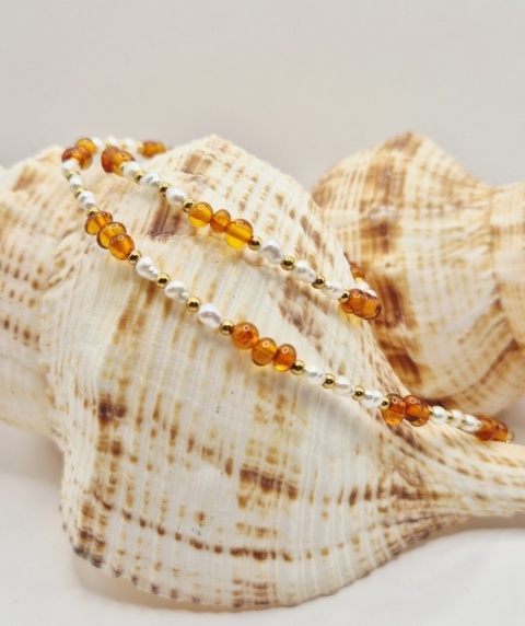 Delikatny naszyjnik z naturalnych pereł (ok. 3 mm) i miodowego bursztynu (ok. 4 mm)